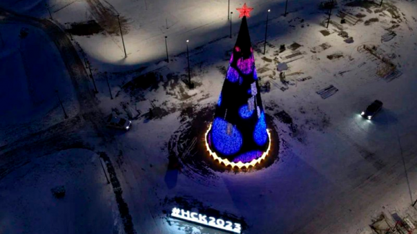 Новогоднюю ёлку у парка «Арена» в Новосибирске показали с высоты птичьего полёта