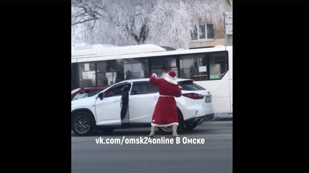 В Омске Дед Мороз на автомобиле Lexus зарядил горожан праздничным настроением — ВИДЕО
