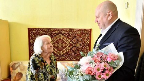 Мэр Омска отремонтировал коридор одной из старейших жительниц города