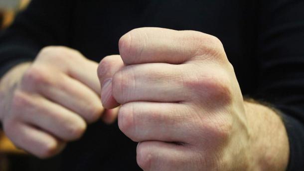 Женщина из Фрязино ударила подростка веткой на детской площадке