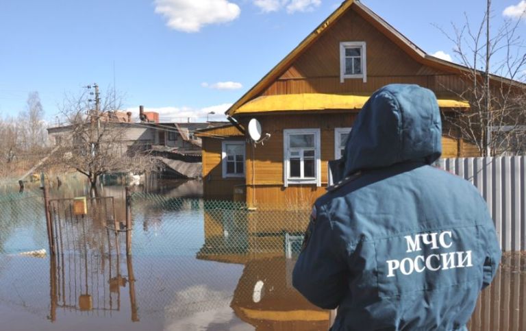 В Омской области талые воды подтопили дома в Ребровке и подворья в Бердовке