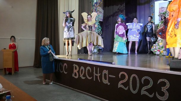 В женской колонии под Новосибирском выбрали самую красивую «Мисс весну». Фото