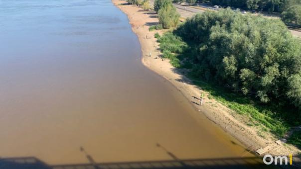 На омском пляже чуть не утонули три девочки