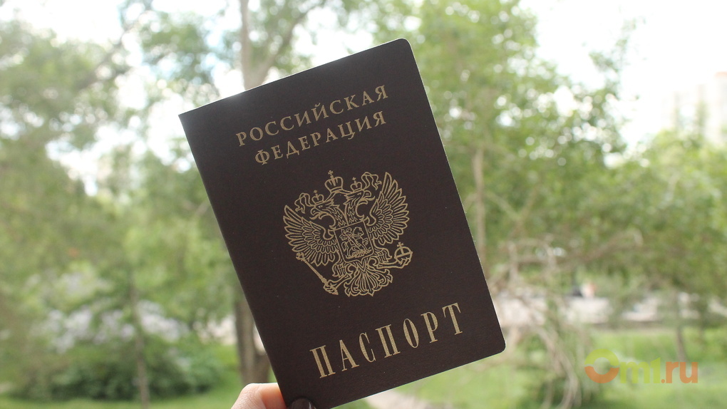 Известные омичи вручили подросткам паспорта
