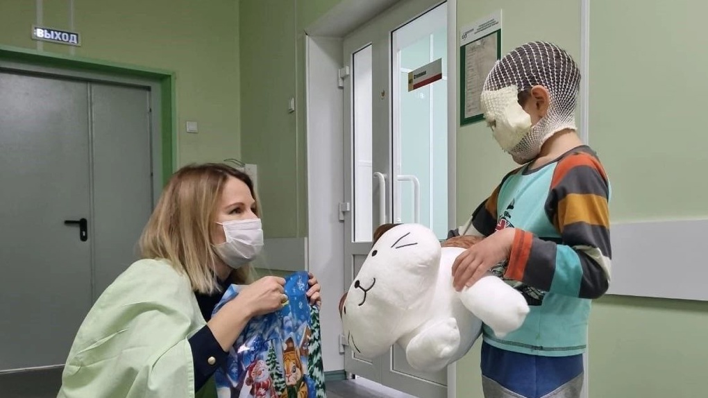 В Новосибирске выписали из больницы семилетнего мальчика, пострадавшего от нападения маламута