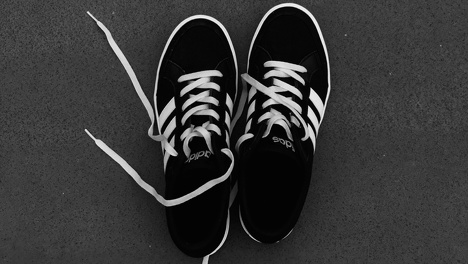 Омич украл кроссовки у пассажира поезда и сжёг их