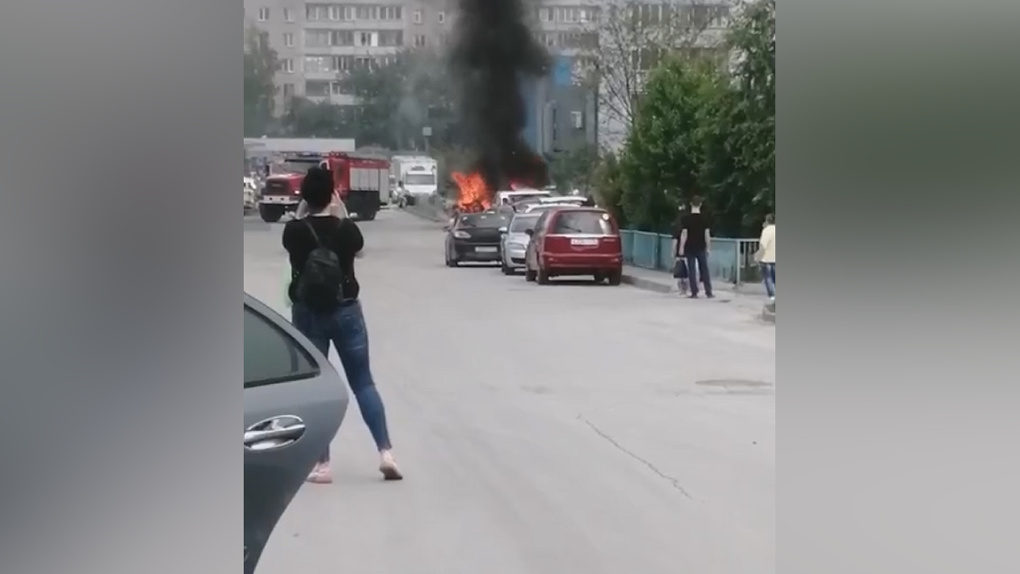Mercedes-Benz сгорел в новосибирском микрорайоне Чистая слобода. ВИДЕО
