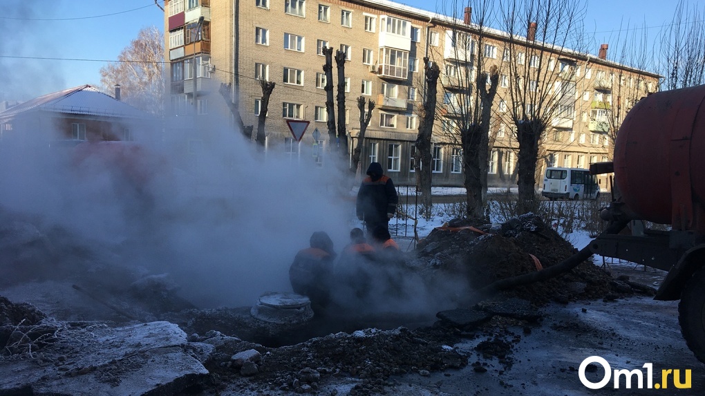 Появились фотографии с улицы Карбышева в Омске, где школьница провалилась в яму с кипятком