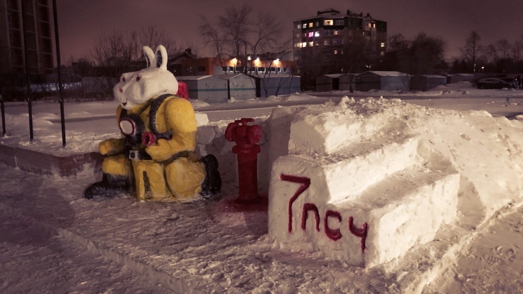 В Омске появился новогодний кролик-пожарный из снега