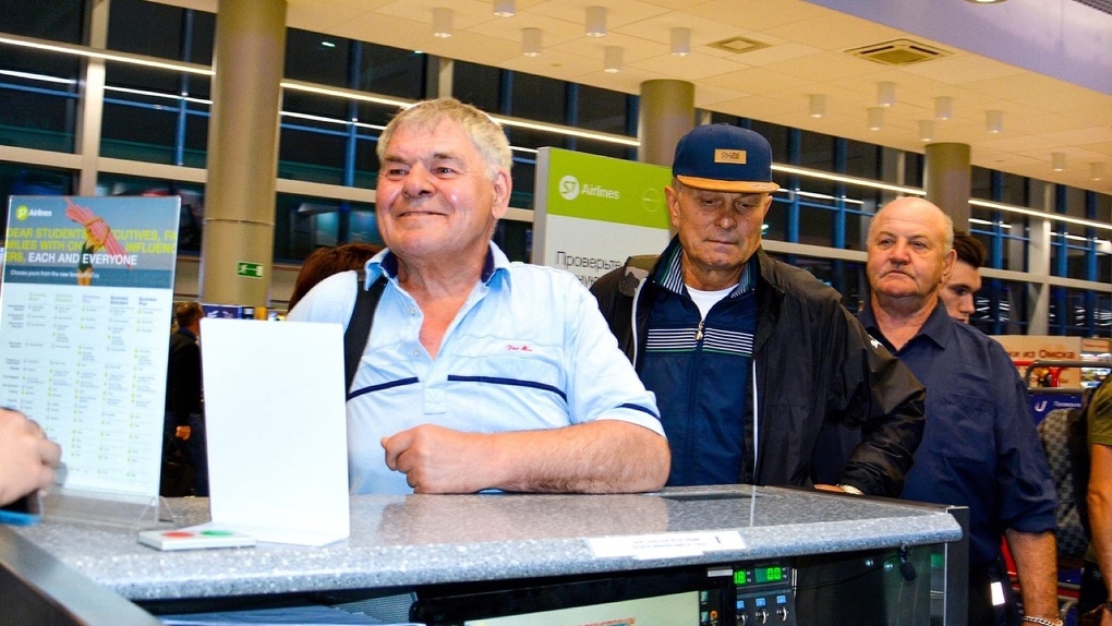 В Омском аэропорту публично наградили миллионного пассажира — ДОБРЫЕ ФОТО