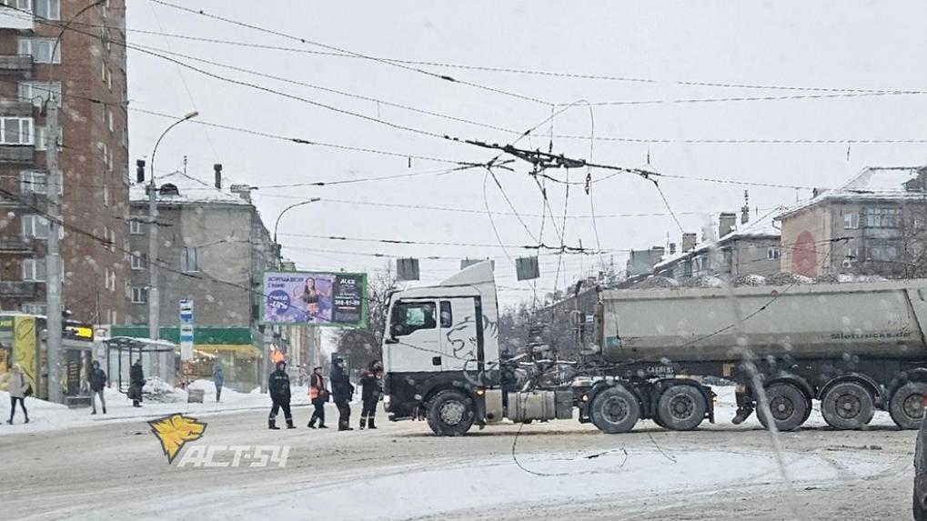 В Новосибирске перекрыли улицу Танковую из-за обрыва проводов