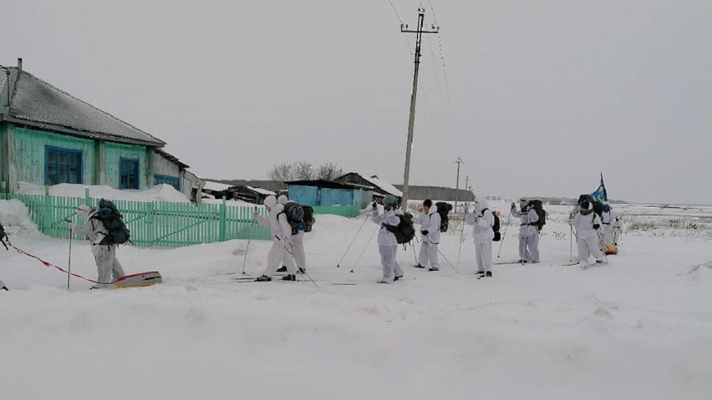 16 барабинских школьников отправились в лыжный поход в честь 29-й Новосибирской отдельной лыжной бригады