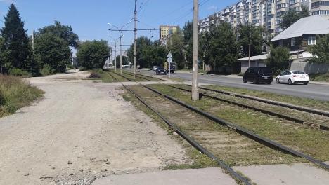 «Идёшь практически по дороге»: дети ходят в школу по проезжей части в Новосибирске, но тротуаром в 2025 году и не пахнет