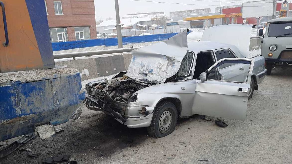 Снегоуборочная машина насмерть раздавила водителя в Новосибирске