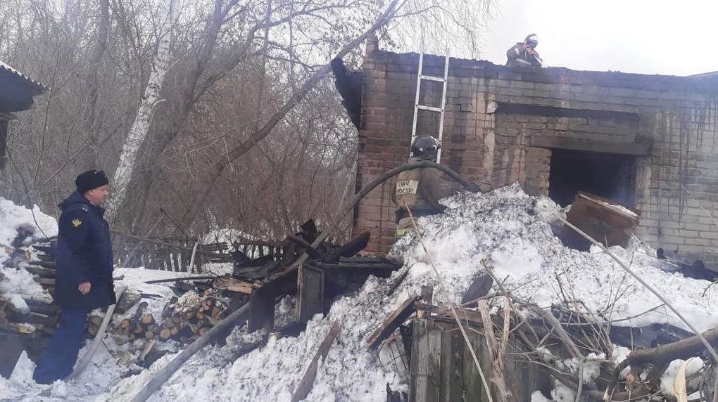Следователи возбудили уголовное дело после гибели двух детей в пожаре под Новосибирском