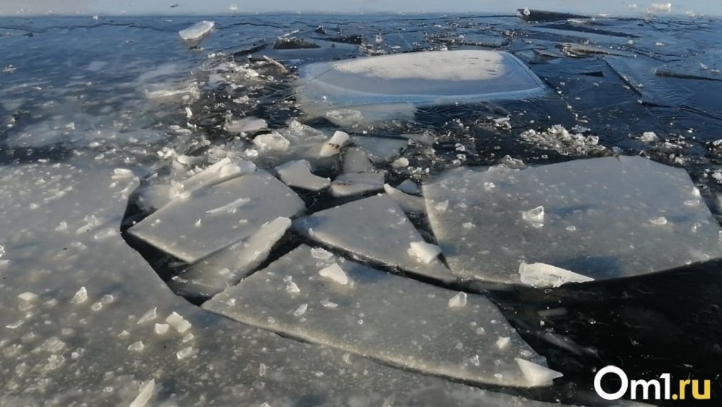 В Омской области мужчина ушёл под лёд во время рыбалки