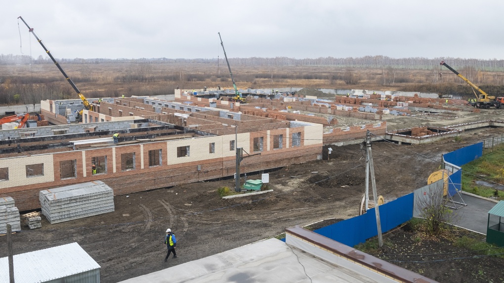 Строители завершают возведение стен первого этажа нового корпуса Омского психоневрологического интерната