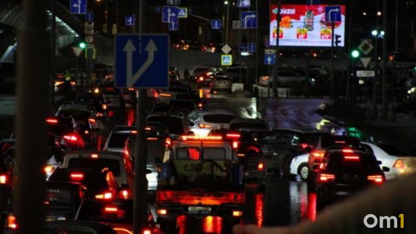 Новосибирск перекрыл улицу: автобусы и маршрутки пустили в объезд