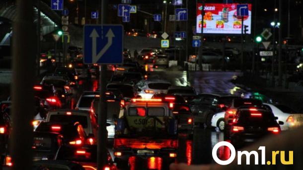 Новосибирск перекрыл улицу: автобусы и маршрутки пустили в объезд