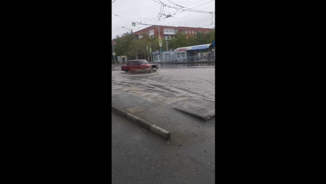 «Каждый год плывём»: омичи жалуются на превратившуюся в реку дорогу в Чкаловском посёлке