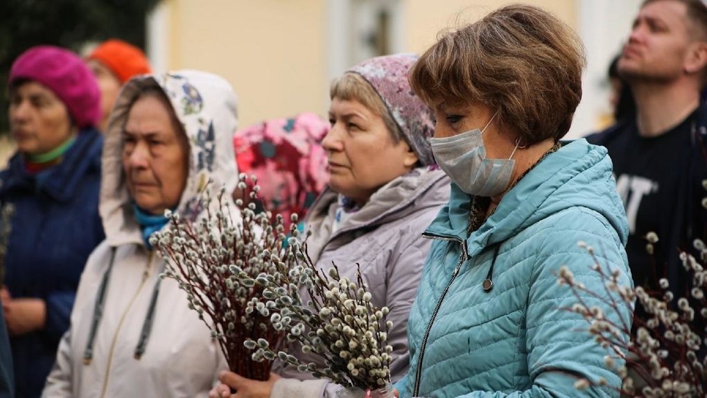 Тысячи новосибирцев посетили храмы, чтобы освятить вербу