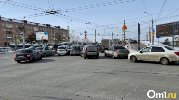 В Омске из-за аварии на Ленинградском мосту встала половина центра