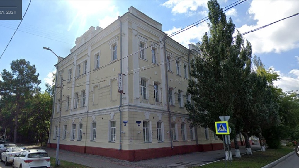 Историческое здание у Тарских ворот в Омске протаранила машина