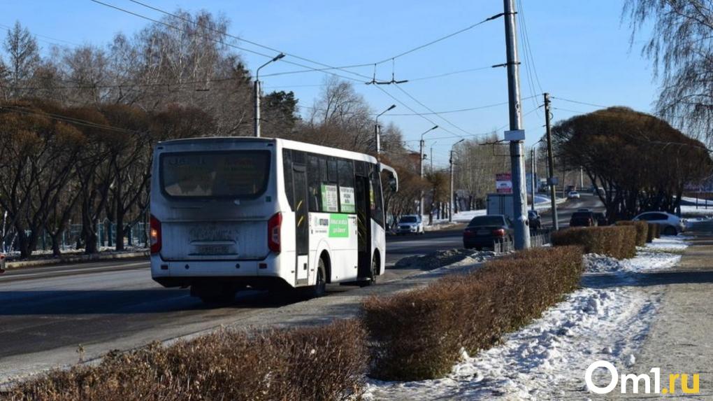 Есть пострадавшие: в Омске водитель иномарки столкнулся с автобусом, в котором находились 40 человек