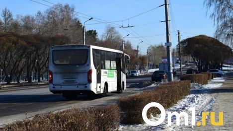 Есть пострадавшие: в Омске водитель иномарки столкнулся с автобусом, в котором находились 40 человек