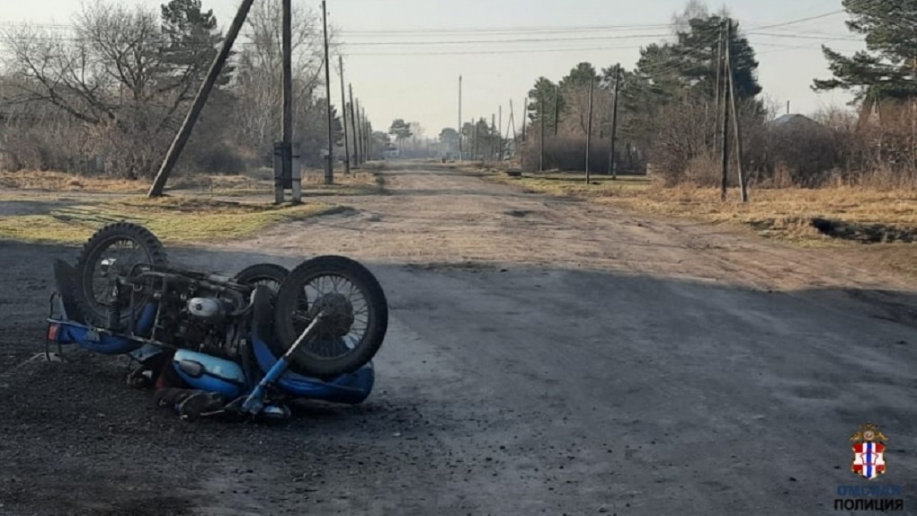 Роковая поездка. В Омской области погиб 17-летний парень, перевернувшись на мотоцикле