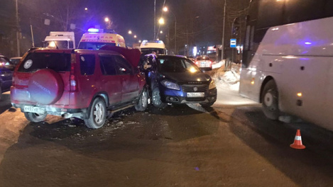 Зажало в салоне: 50-летнюю женщину вытаскивали из машины спасатели после аварии в Новосибирске. ВИДЕО