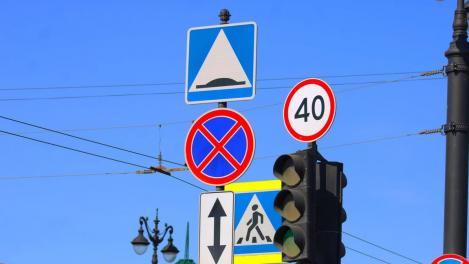 «Это кому-то выгодно?»: волна бессмысленных дорожных знаков захлестнула Новосибирск. Найдена закономерность