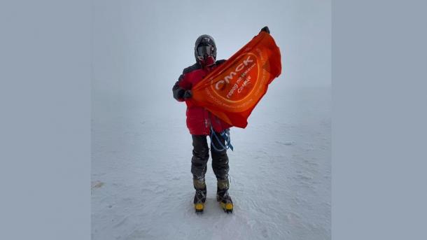 Поднял на Эльбрус: флаг Омска развернули на высоте более 5 000 метров