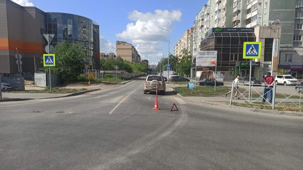 В Омске сбили девятилетнюю девочку, перебегающую дорогу