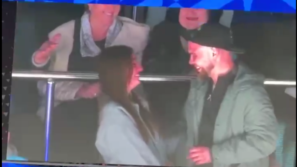 Болельщик «Сибири» сделал предложение девушке во время матча в Новосибирске