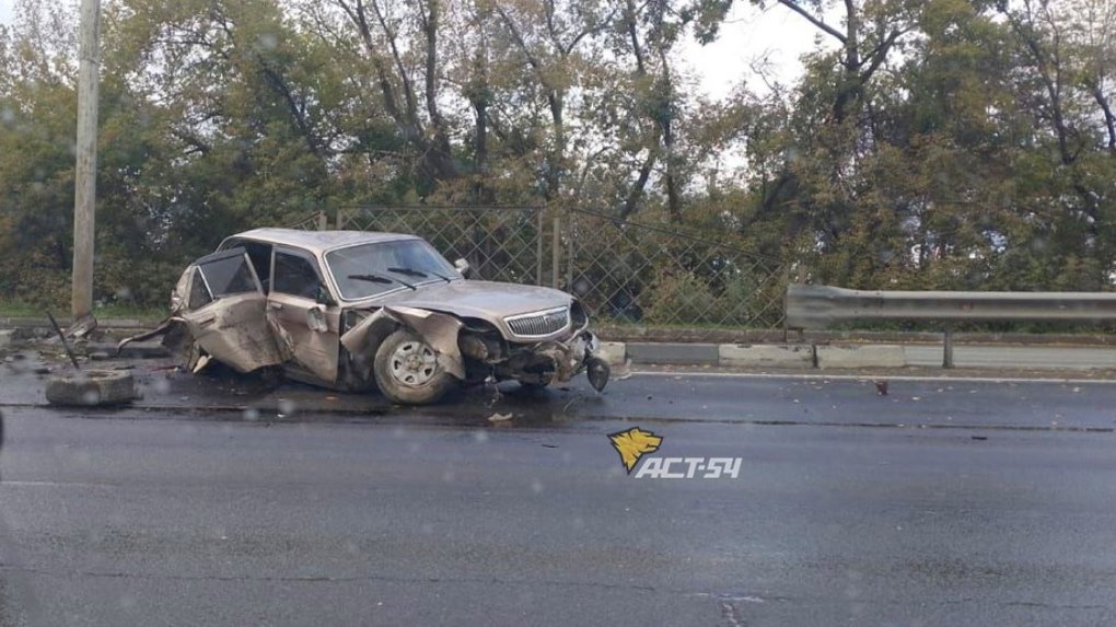 «Волга» всмятку: серьёзное ДТП произошло на Бердском шоссе в Новосибирске