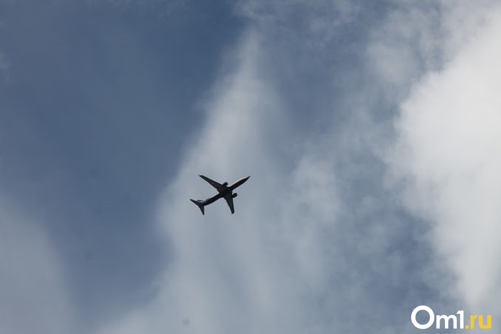 Самолеты летали над омском. Самолет над Омском. Самолёт кружит над городом. Самолет кружит над аэропортом. Летают самолеты над Омском.