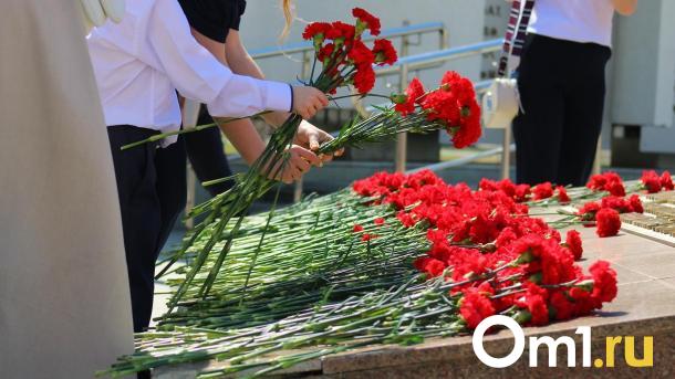 98 лет мудрости: новосибирский ветеран обратился к молодёжи у Дерева Памяти