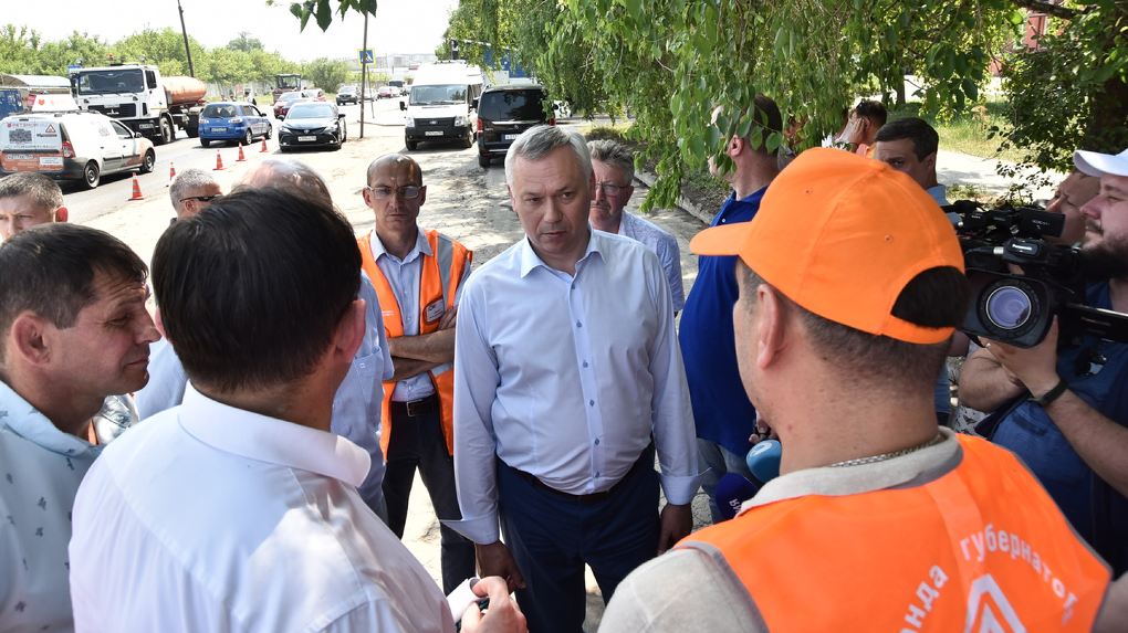 Губернатор Андрей Травников поручил подрядчикам увеличить пропускную способность на дорогах даже во время ремонта