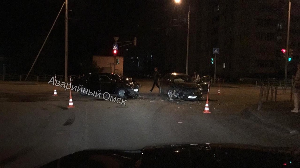 Ночью в Омске автоледи на иномарке «лоб в лоб» протаранила ВАЗ. Водитель доставлен в больницу