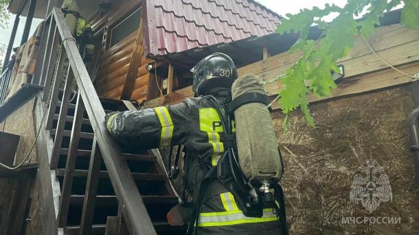 В Омске загорелась крыша дачи
