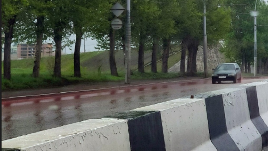 Водители в шоке: после дождя дороги Новосибирска стали красными