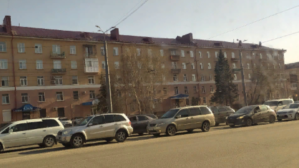 «Как после атомной бомбёжки»: женщина пожаловалась на ужасное состояние дома в самом центре Омска