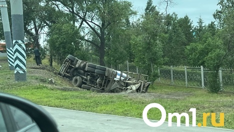 На Ленинградском мосту в Омске перевернулась бетономешалка