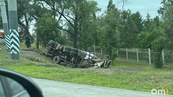 На Ленинградском мосту в Омске перевернулась бетономешалка
