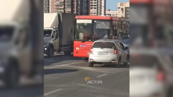 Водитель автобуса № 97 устроил чаепитие на встречной полосе в Новосибирске