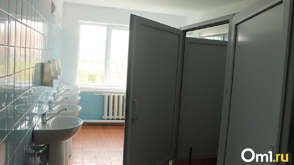 Омские школьники пользуются ковшом из-за сломанных туалетов