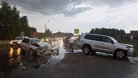 В «Долине нищих» омич на дорогом внедорожнике устроил аварию – погиб человек