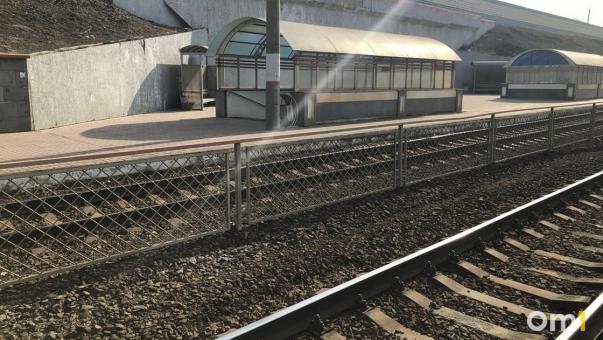 Омичка споткнулась и попала под поезд