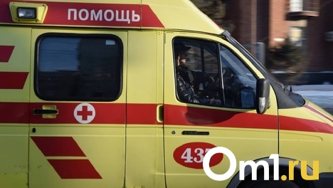 Не заметил: в Омске мотоциклист врезался в машину скорой помощи